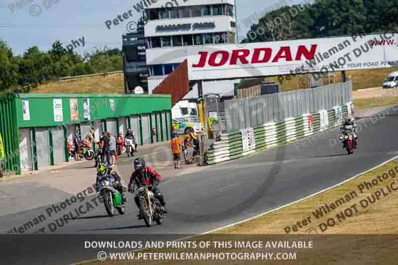 Vintage motorcycle club;eventdigitalimages;mallory park;mallory park trackday photographs;no limits trackdays;peter wileman photography;trackday digital images;trackday photos;vmcc festival 1000 bikes photographs